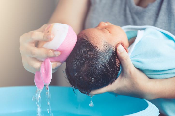 Bebekler ne zaman yıkanmalı  Bebek şampuanı nasıl seçilmeli