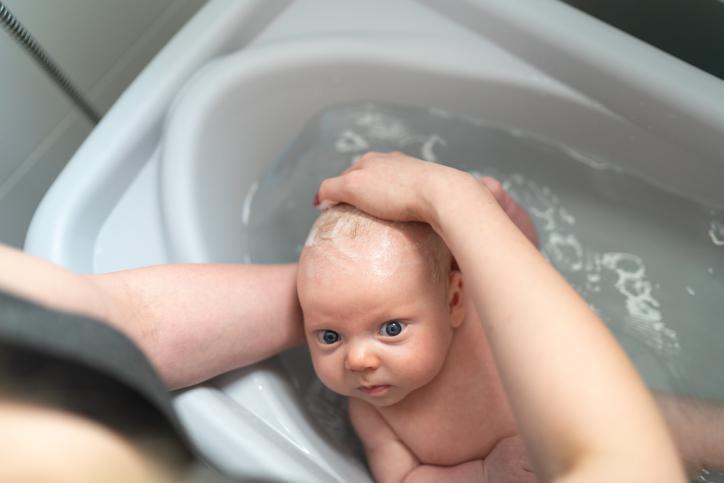Bebekler ne zaman yıkanmalı  Bebek şampuanı nasıl seçilmeli