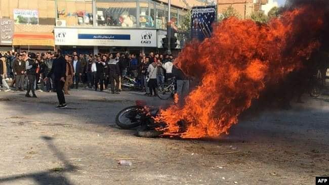 İranda benzin zammı protestolarında 180 gösterici gözaltına alındı