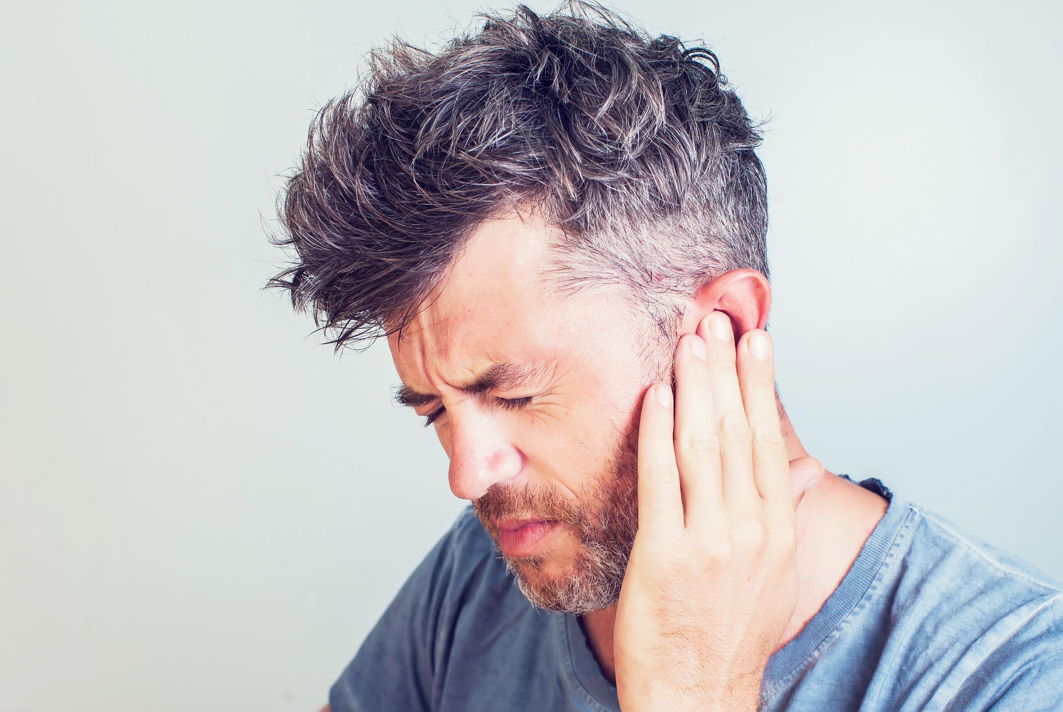 Kulak ağrısı neden olur Kulak ağrısına ne iyi gelir Kulak ağrısını geçirmenin yöntemleri