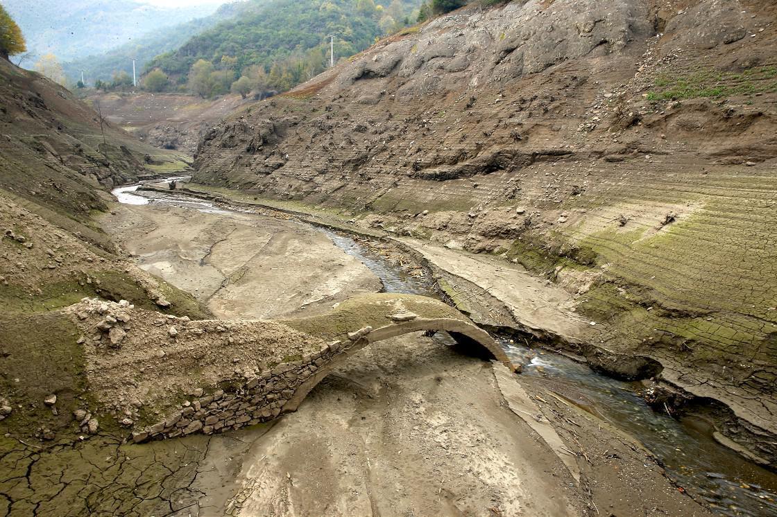 Yuvacık Barajında su seviyesi düşünce eski köprü ortaya çıktı
