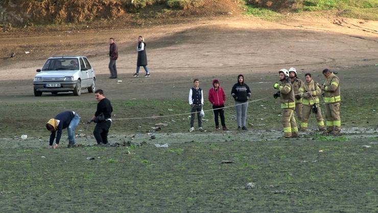 Suları çekilen barajda yürümek isteyen  2 genç balçığa saplandı İtfaiye ekibi kurtardı