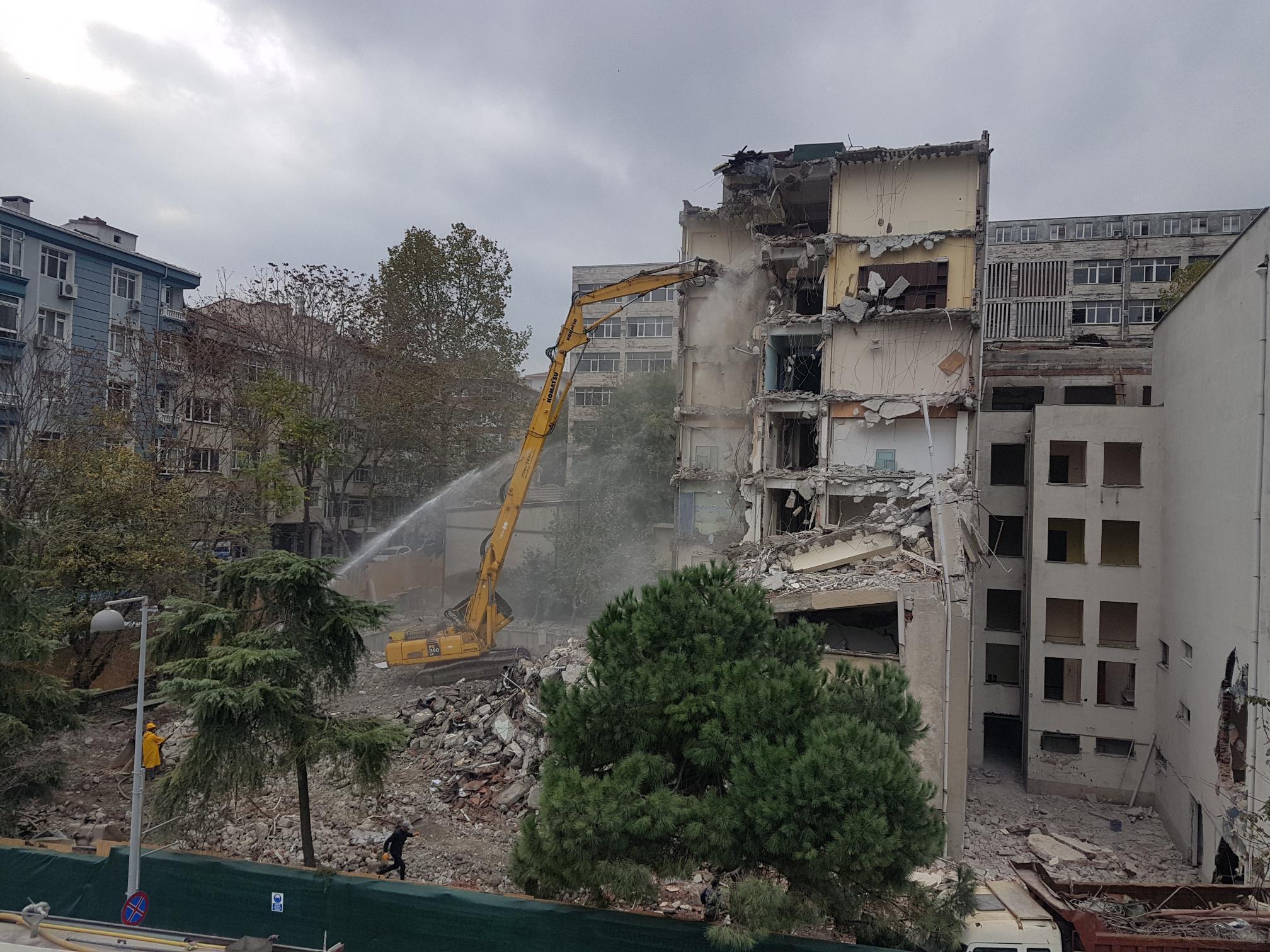 İstanbul depreminde hasar gören fakültede yıkım başladı