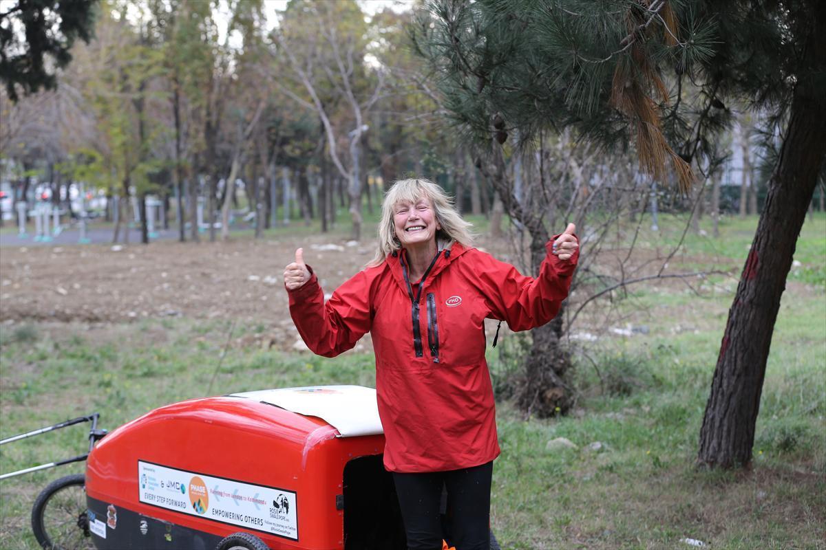 İngiltereden Nepale yürüyen 72 yaşındaki Rosie Swale Pope İstanbulda