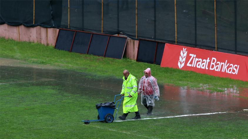 Hekimoğlu Trabzon-Başakşehir maçında yedek kulübesini su bastı