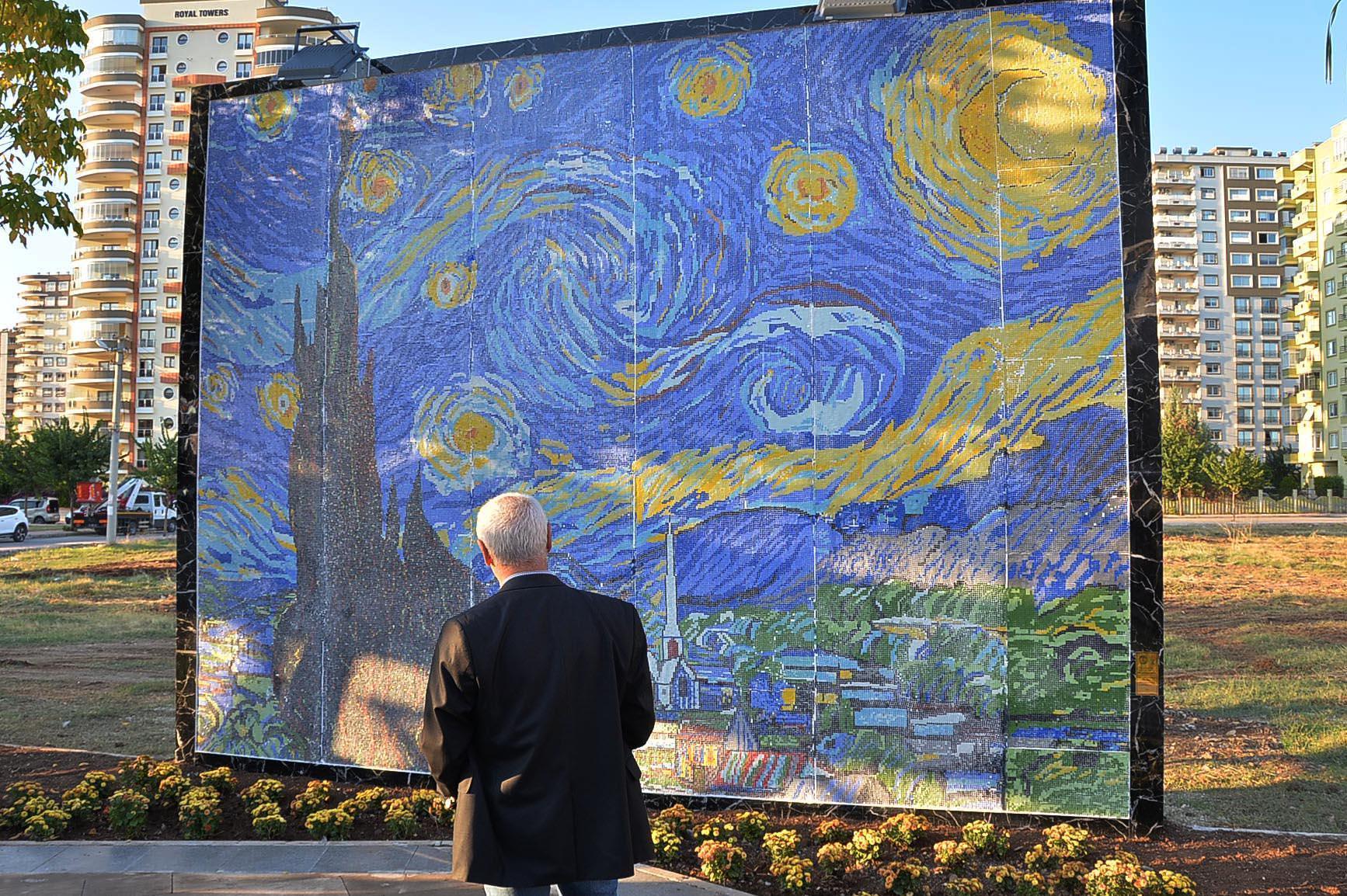 Van Gogh’un Yıldızlı Gece eserinin tablosu için 450 bin mozaik parça kullanıldı