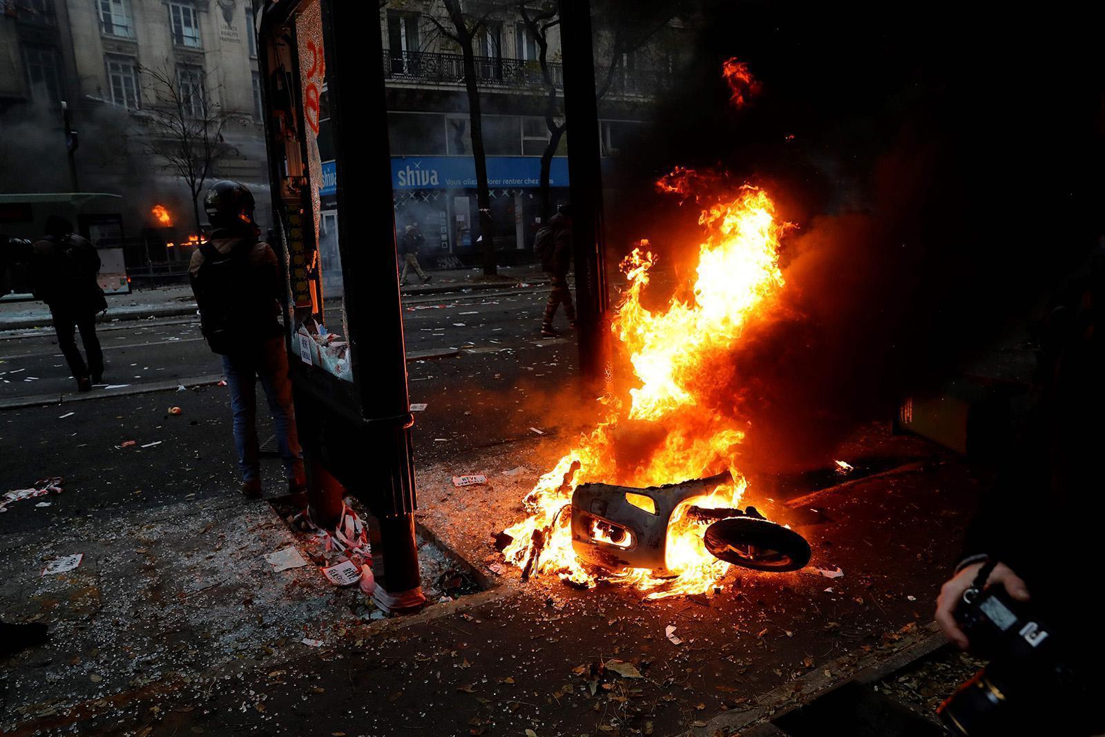 Paris fena karıştı Polis göstericilere sis bombasıyla müdahale etti