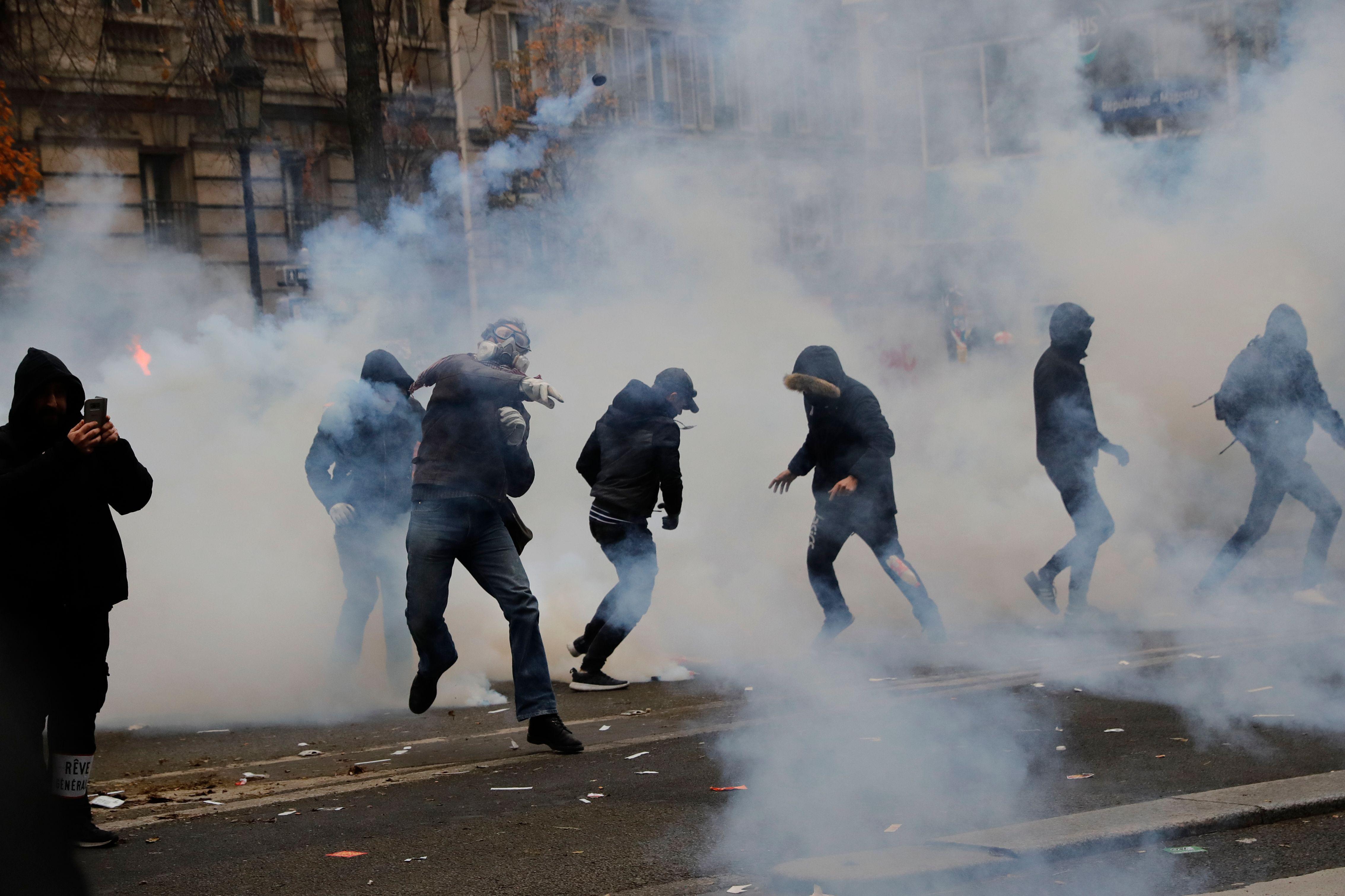 Paris fena karıştı Polis göstericilere sis bombasıyla müdahale etti