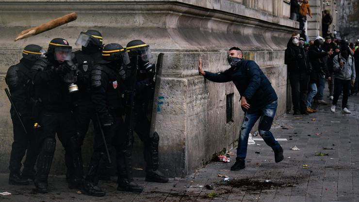 8 soruda Fransada tarihin en büyük protestosu