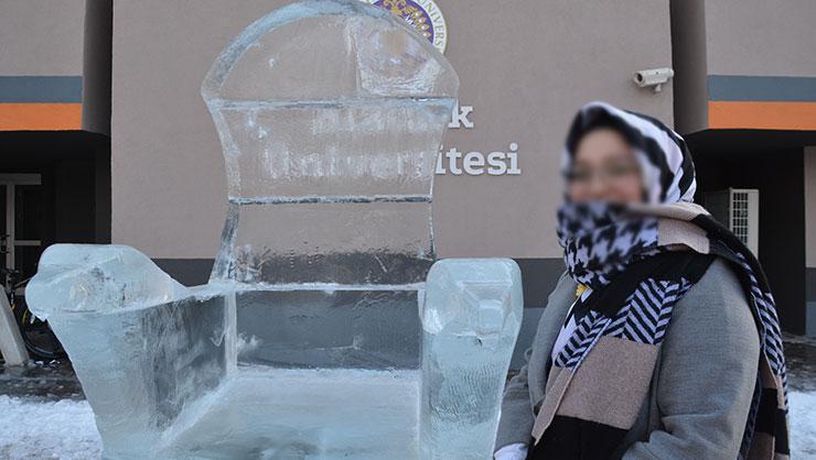 Erzurum’da buzdan yapılan dev hükümdar tahtı ilgi çekiyor