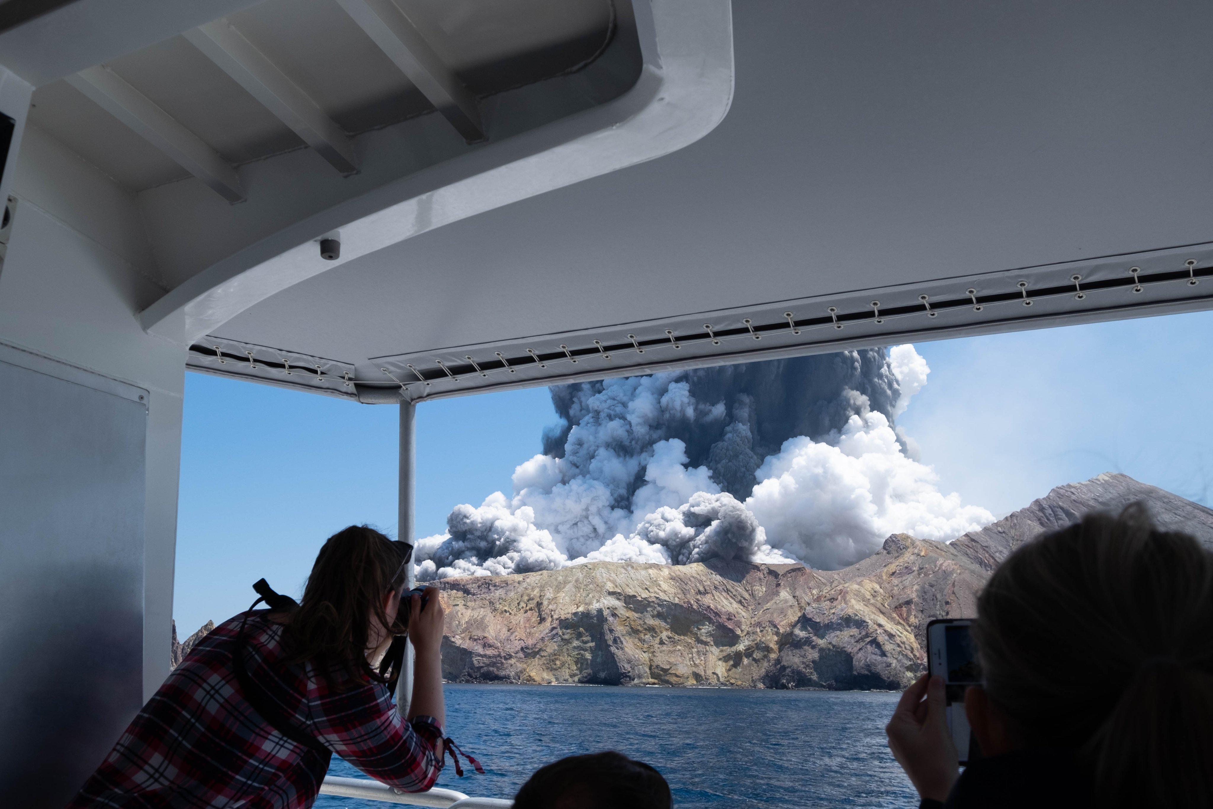 Yeni Zelandada volkan patladı, 5 kişi öldü