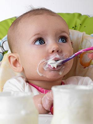 Bebeklerde ek gıdaya ne zaman geçilmeli Ek gıdaya geçişte ilk ne verilmeli