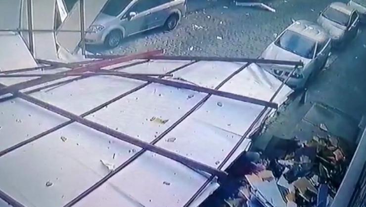 İstanbulda şiddetli rüzgar çatıyı uçurdu