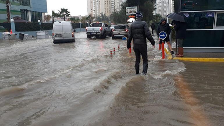 İzmiri sağanak yağış vurdu Meteorolojiden uyarı geldi