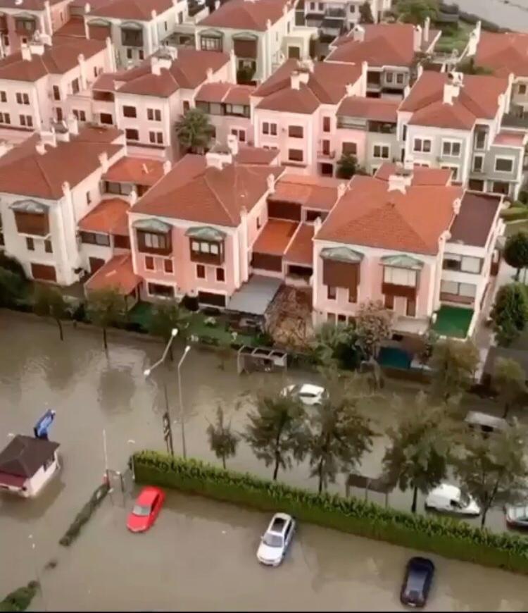 İzmiri sağanak yağış vurdu Meteorolojiden uyarı geldi