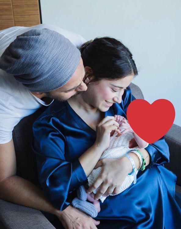 Hazal Kayadan doğum sonrası bebeğiyle ilk fotoğraf