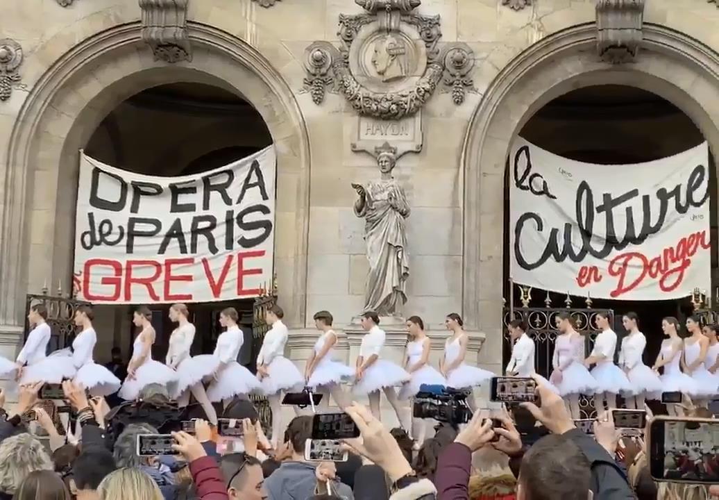 Paris Operasından balerinli protesto