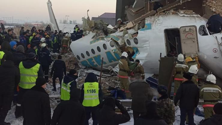Kazakistanda yolcu uçağı düştü 15 kişi can verdi