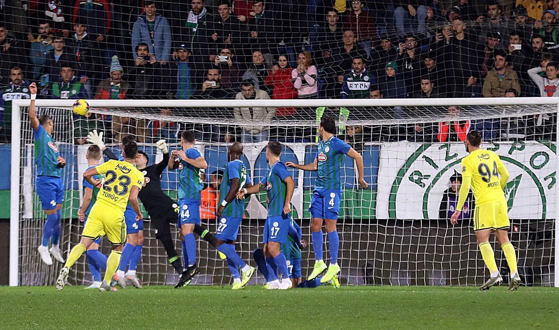 Fenerbahçe, deplasmanda Çaykur Rizesporu 2-1 yendi