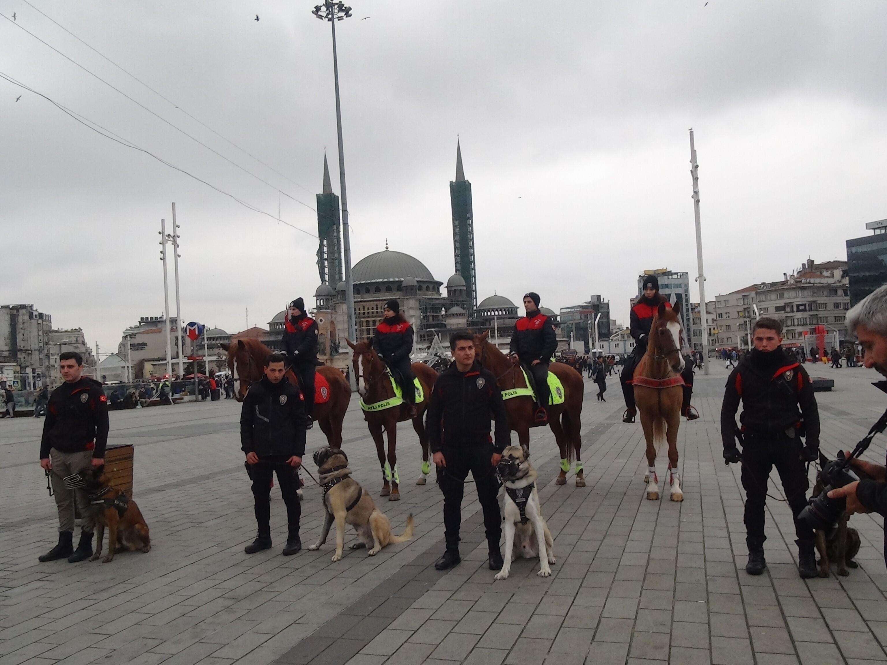 Taksim yılbaşına hazır Atlı polislere turistlerden yoğun ilgi