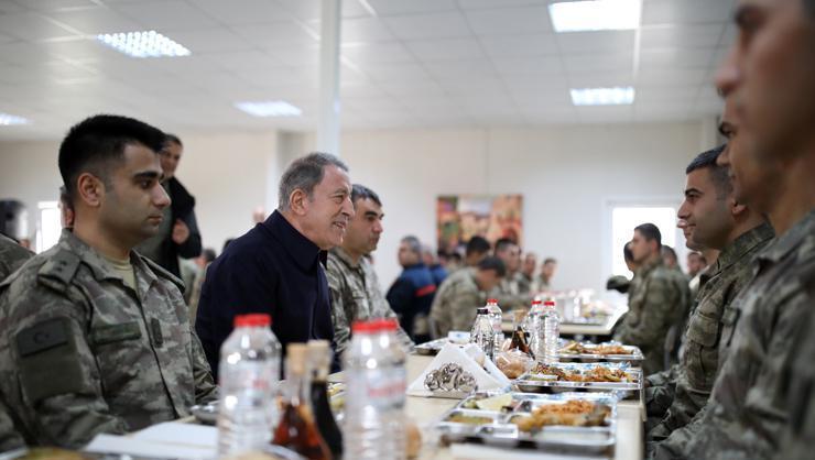 Bakan Akar ve TSKnın komuta kademesinden sürpriz ziyaret