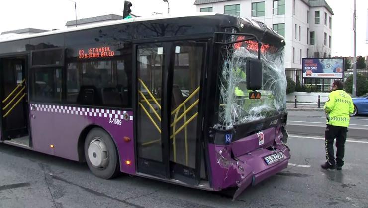İstanbulda otobüsler durakta çarpıştı: Çok sayıda yaralı var