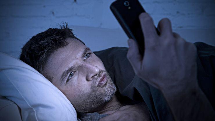 Uyurken cep telefonunu şarj ederseniz ne olur