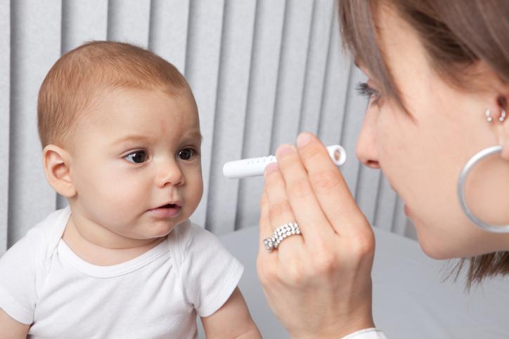 Bebeklerde göz çapaklanması neden olur Tedavisi nasıl yapılır