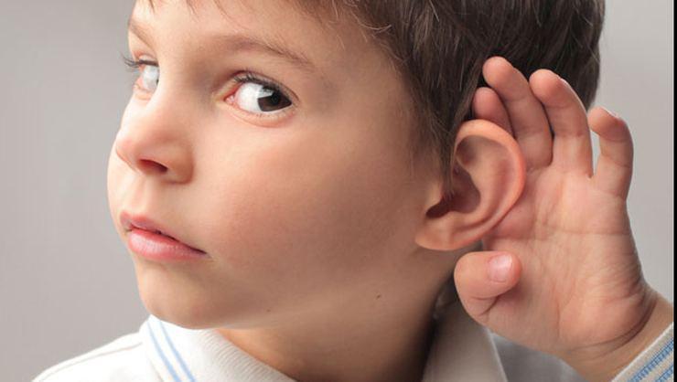 Çocuklarda kepçe kulak sorunu okul başarısını etkiliyor