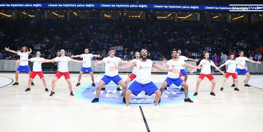 Anadolu Efesin EuroLeague maçında kan kanseriyle mücadele dansı yapıldı