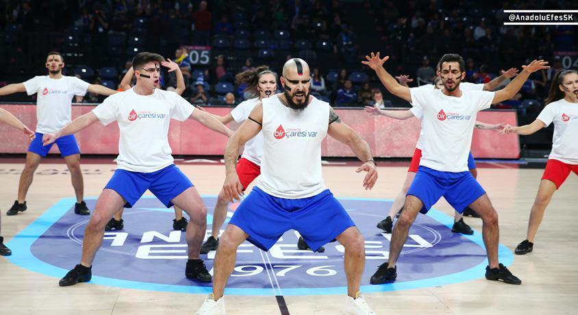 Anadolu Efesin EuroLeague maçında kan kanseriyle mücadele dansı yapıldı
