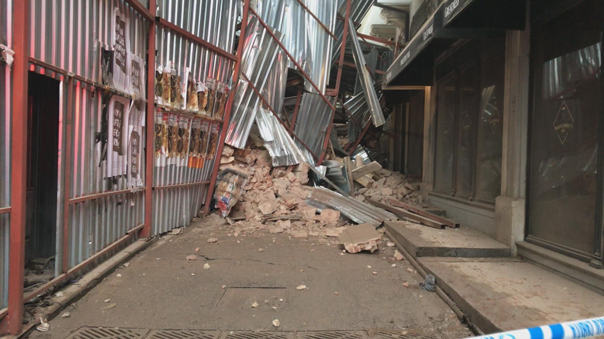 Beyoğlunda tadilattaki bina çöktü