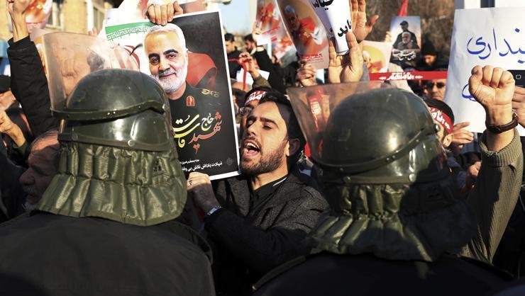 İrandan, Trumpın Protestocuları öldürmeyin uyarısına sert yanıt