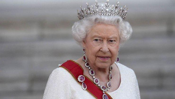 Kraliçe 2. Elizabethten torununun kraliyet ailesi görevlerini bırakmasına destek