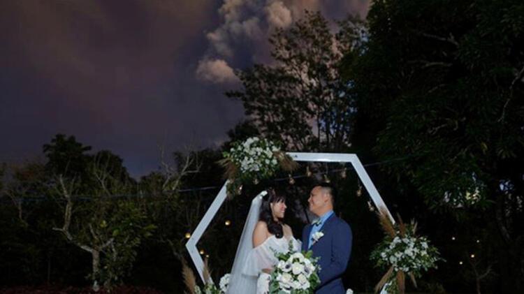 Düğünde şaşırtan kare Lav püskürten yanardağın önünde evlendiler