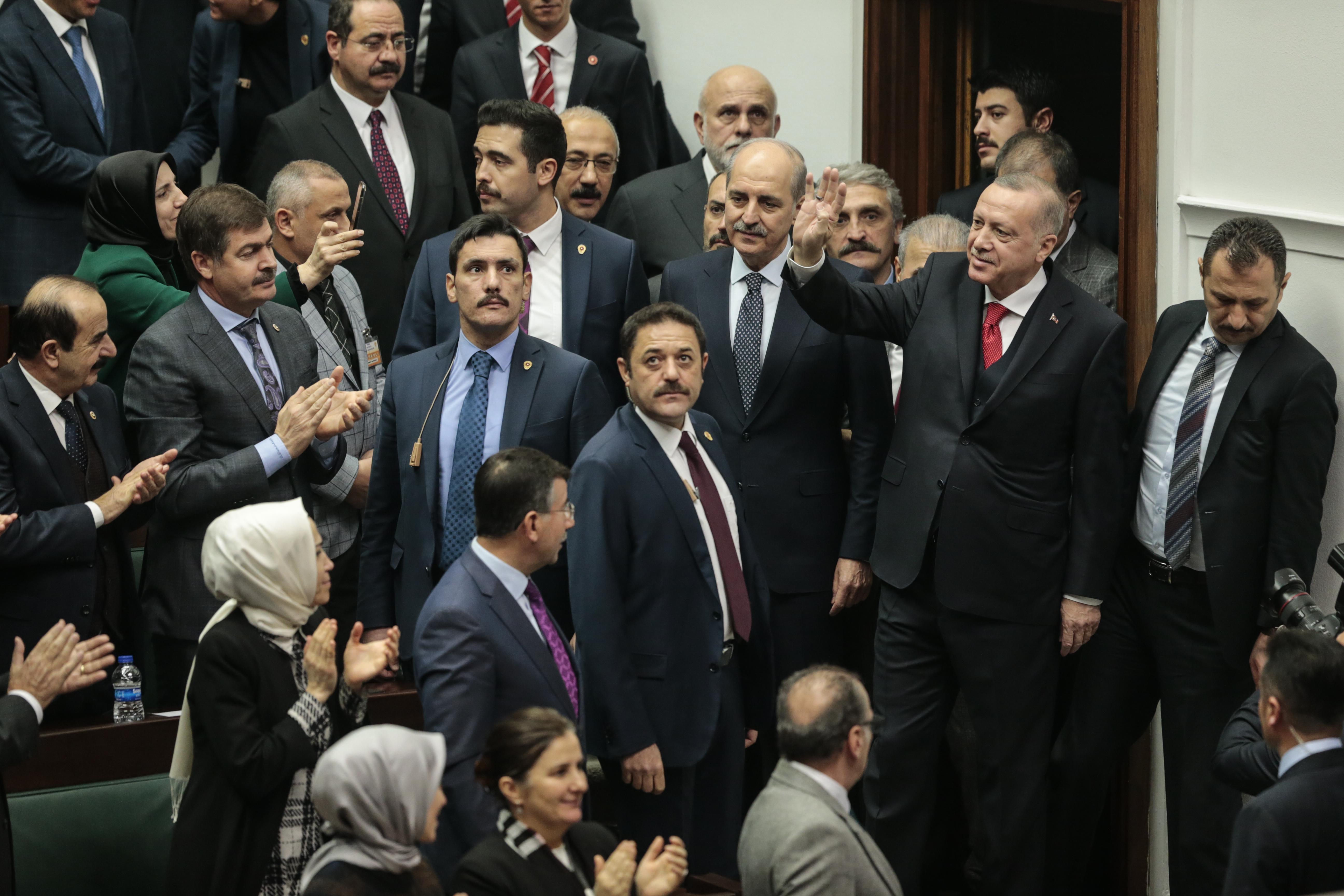 Farklı partilerdeki 5 belediye başkanı AK Partiye geçti