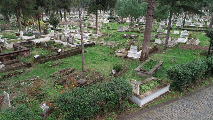 Mezarlıkta şaşkına çeviren görüntü Din adamları Sakıncası yok dedi