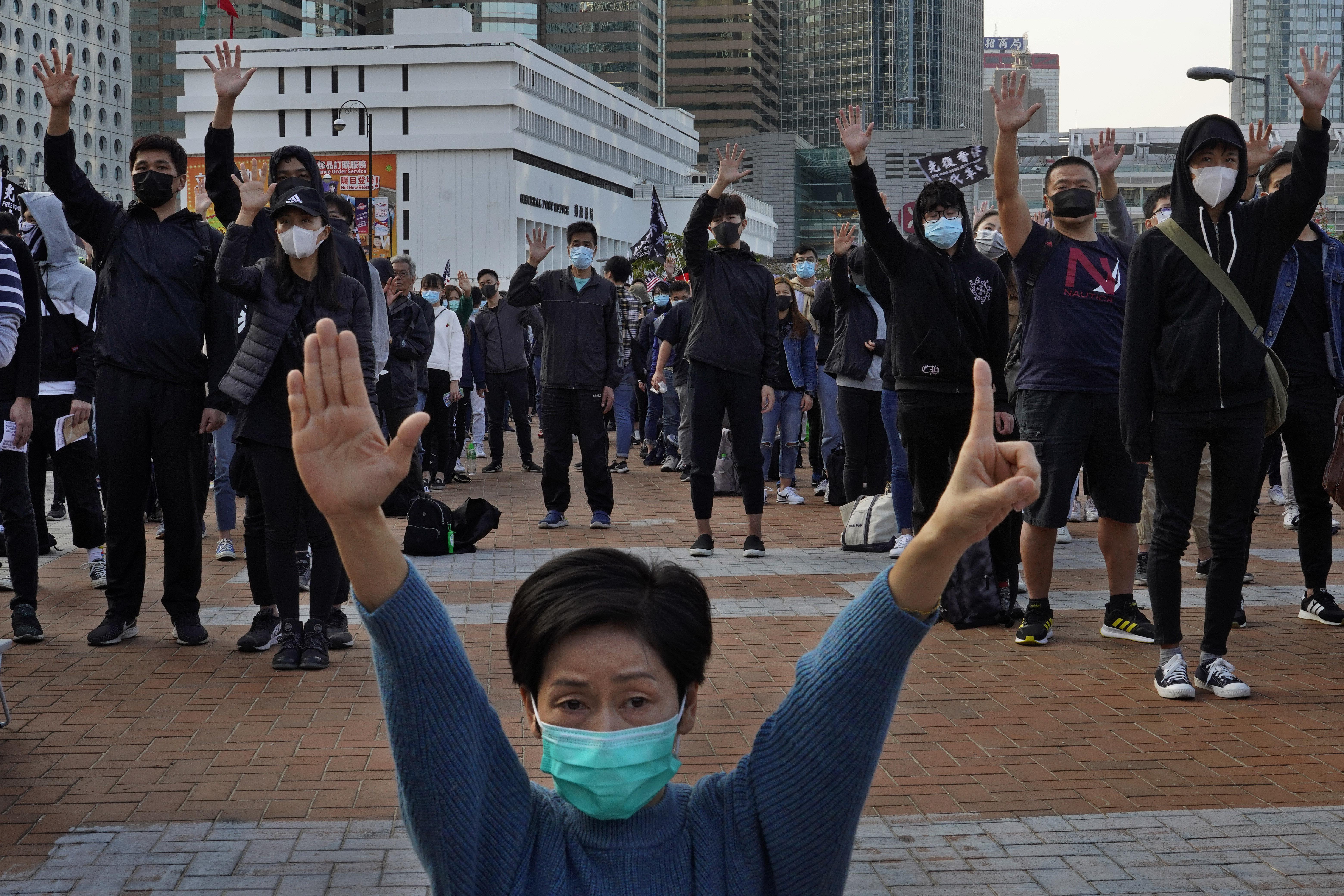 Hong Kong liderinden protestoculara ‘uslu olma’ çağrısı