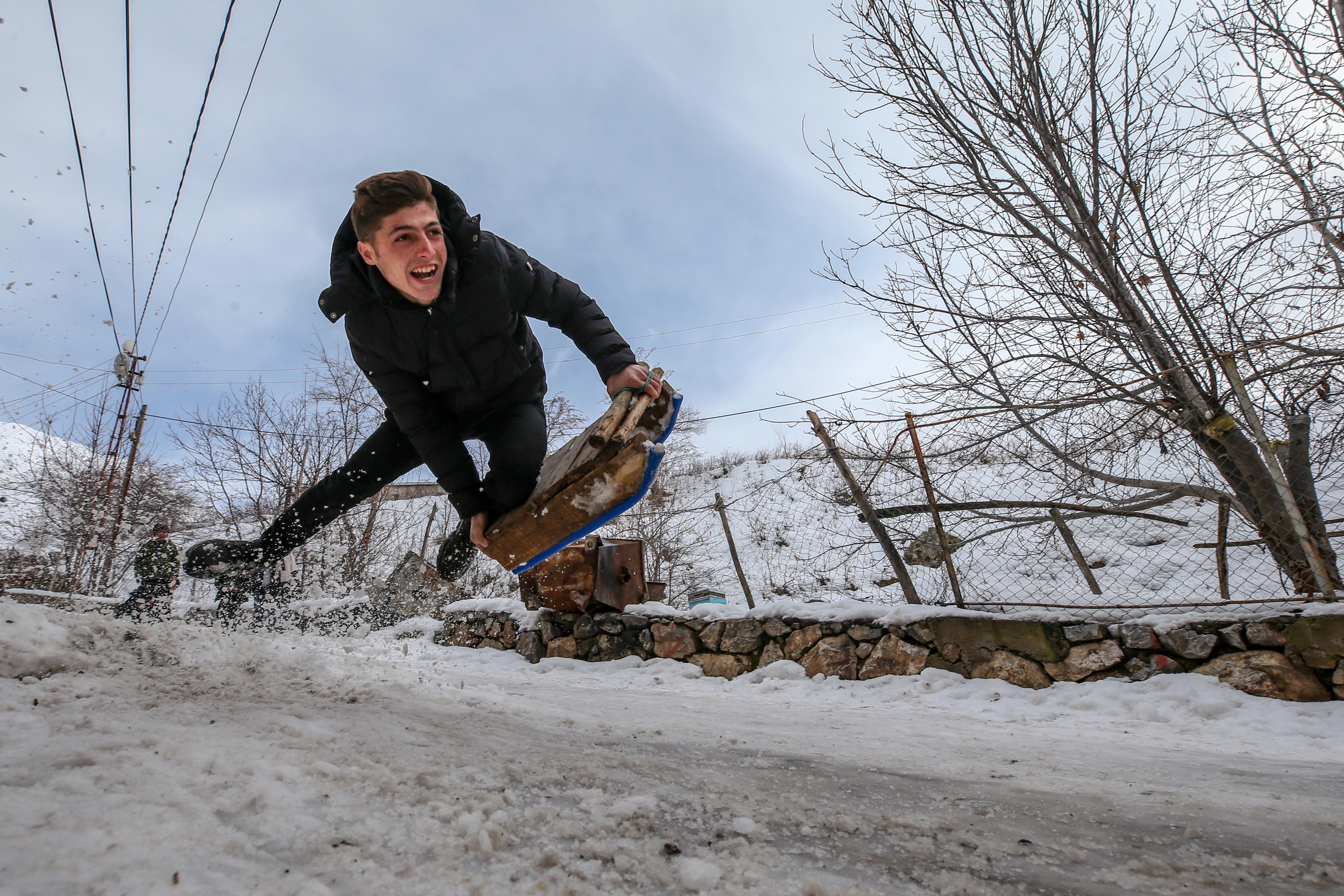 9. gezegenin çocukları sokakları kayak pistine çevirdi