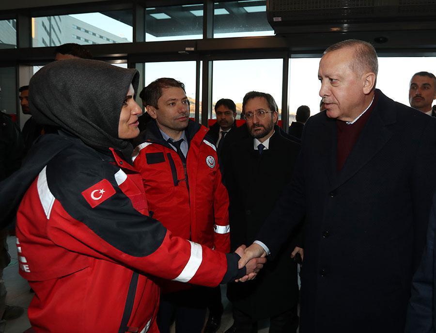 Cumhurbaşkanı Erdoğan, Elazığ depreminde yaralananları hastanede ziyaret etti
