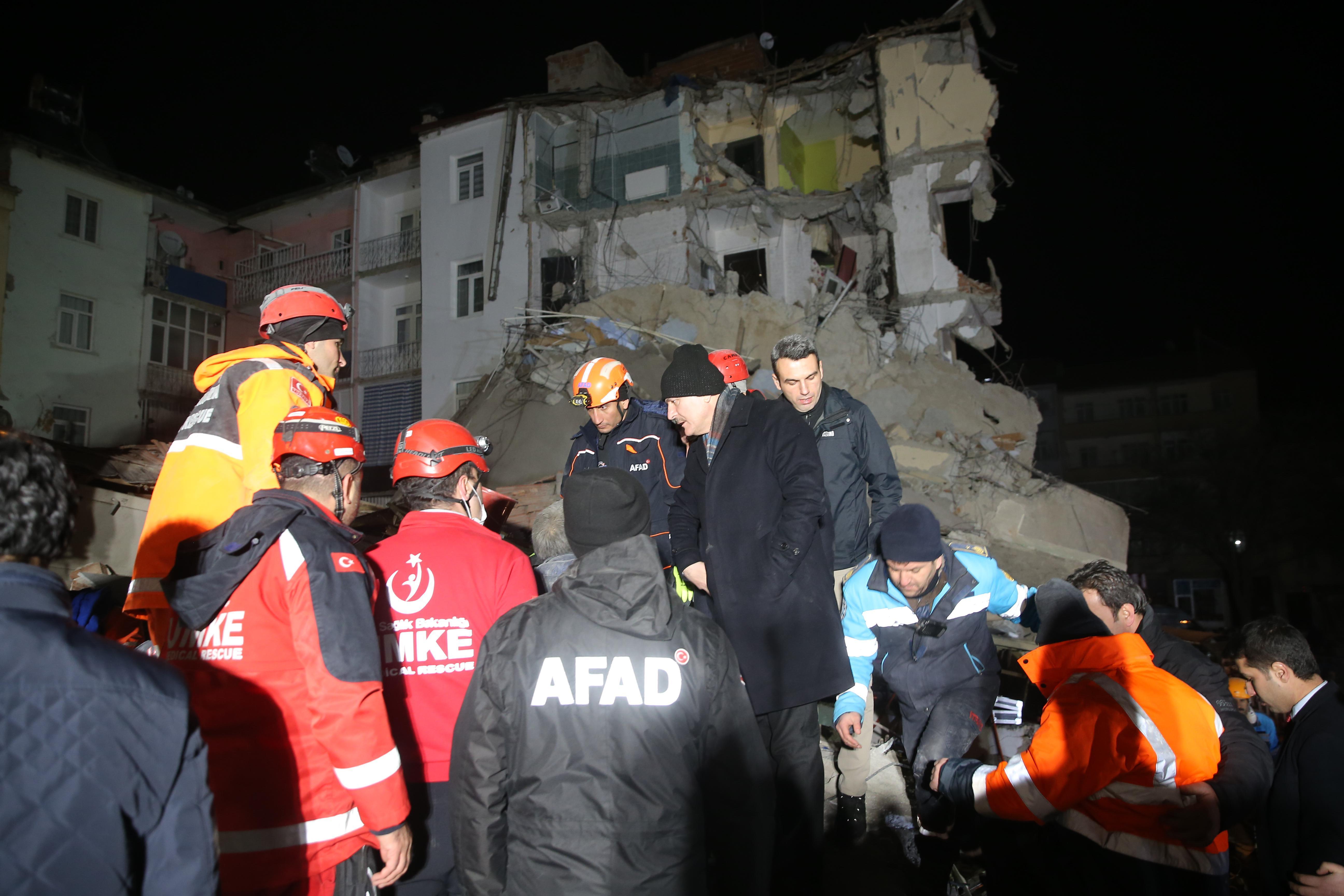 Bakanlar deprem bölgesindeki incelemelerinin ardından açıklama yaptı