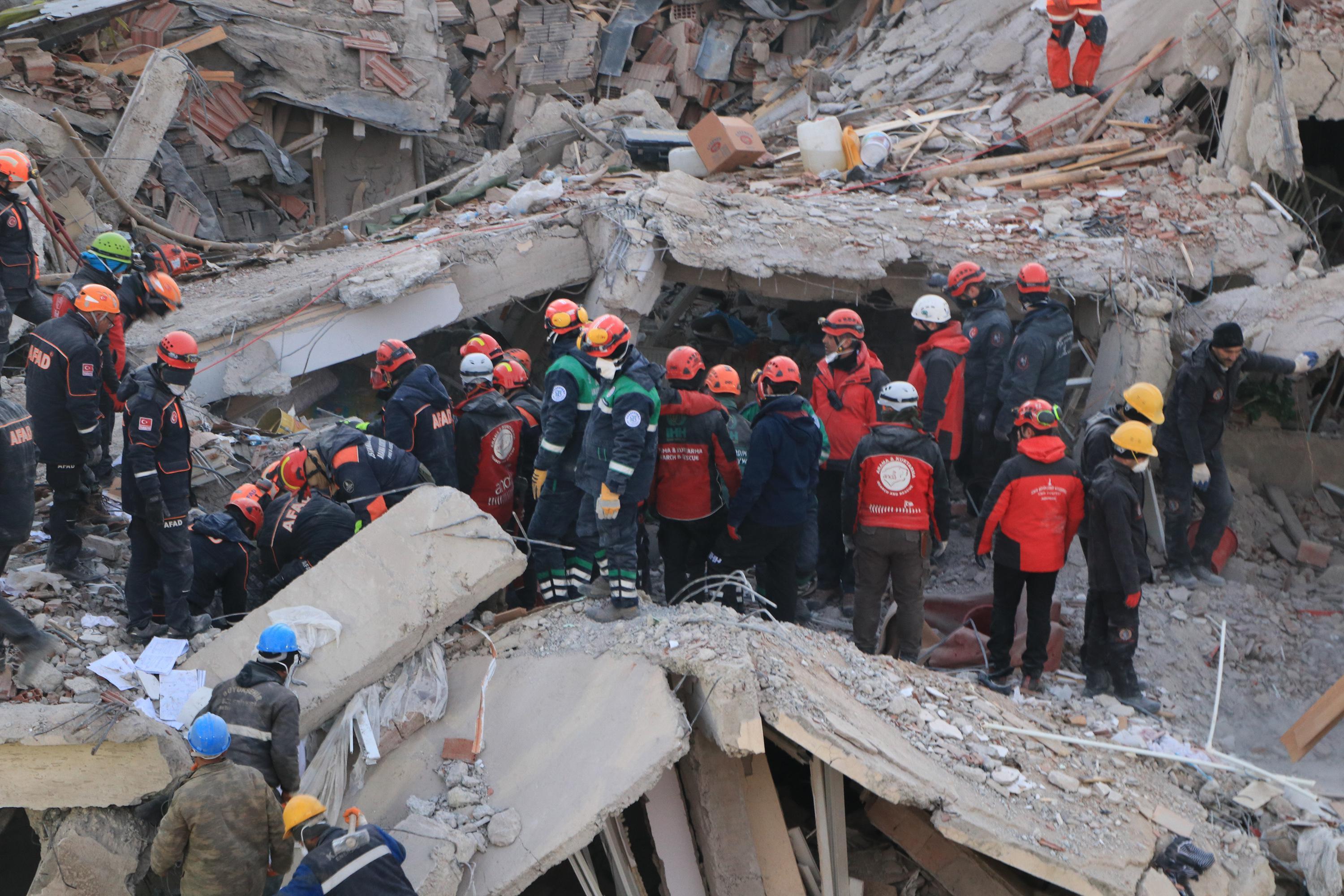 Elazığda deprem sonrası 2. gün İşte son fotoğraflar