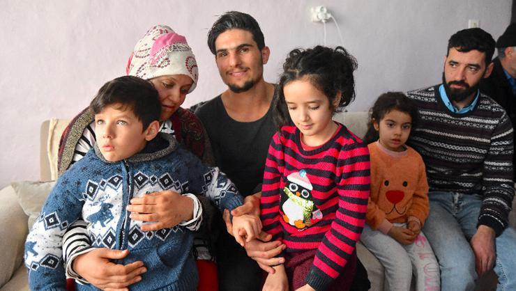 Suriyeli Mahmut, tırnaklarıyla kazıyarak kurtardığı depremzedelerle ile buluştu