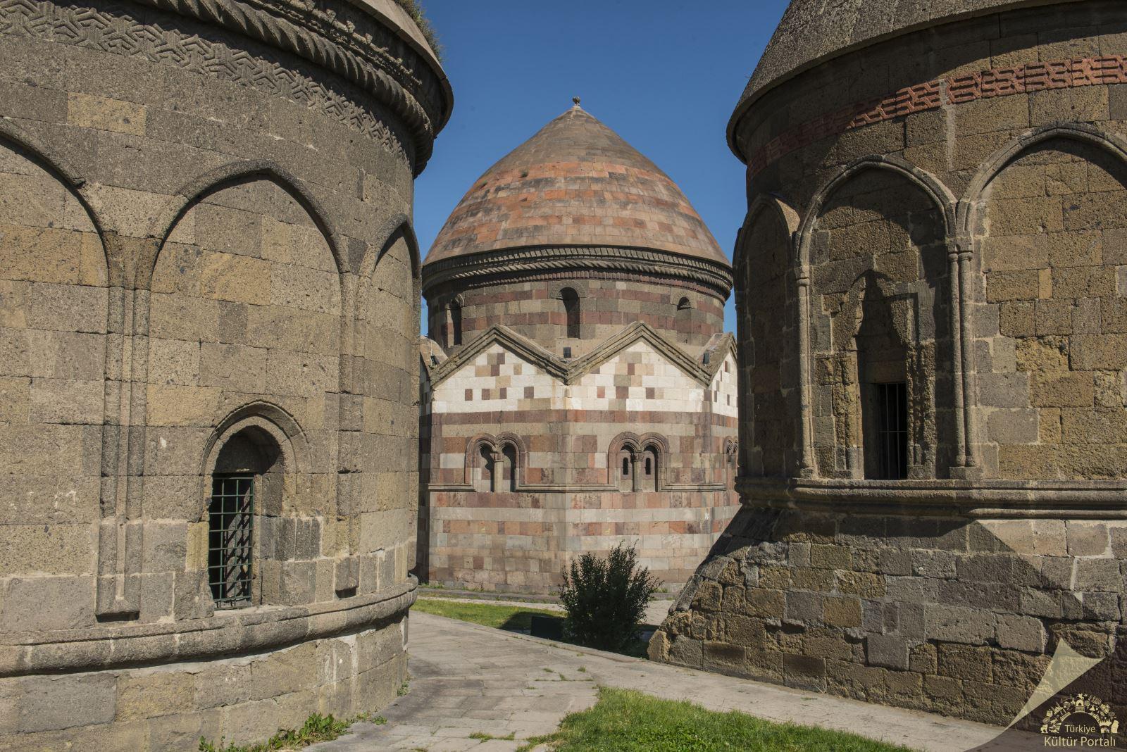 Paha biçilmez hazine: Erzurum Üç Kümbetler