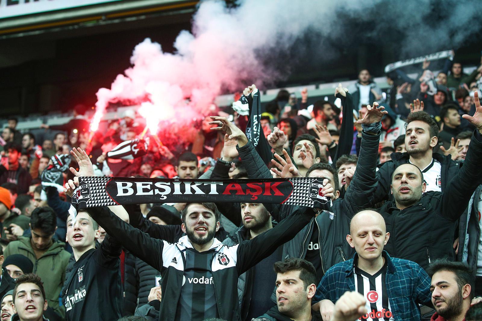 Beşiktaşta Sergen Yalçın için coşkulu bir imza töreni düzenlendi