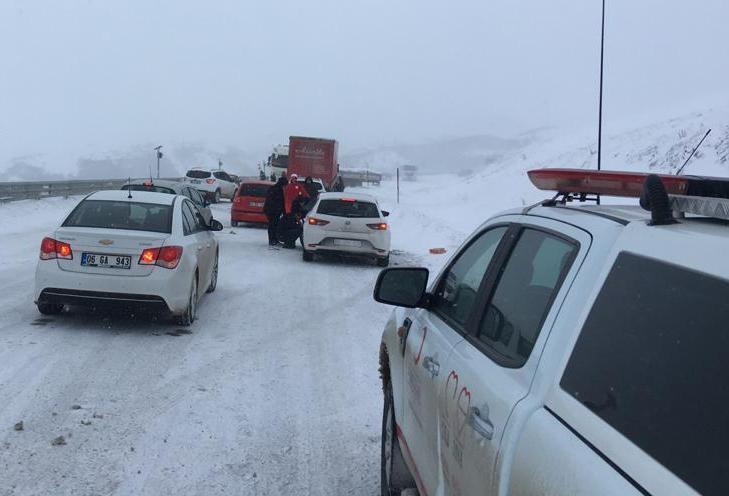 Kar yağışı nedeniyle Kop Dağı’nda mahsur kalan yaklaşık 500 kişi kurtarıldı