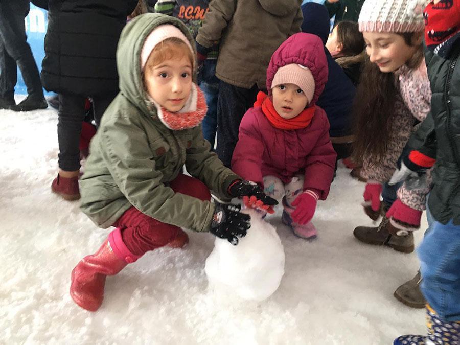 İstanbul’da kar yağdı, çocuklar doyasıya eğlendi