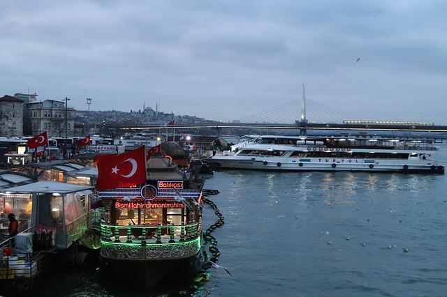 Tahliye kararı kaldırıldı, balıkçılar Eminönü’nde kaldı
