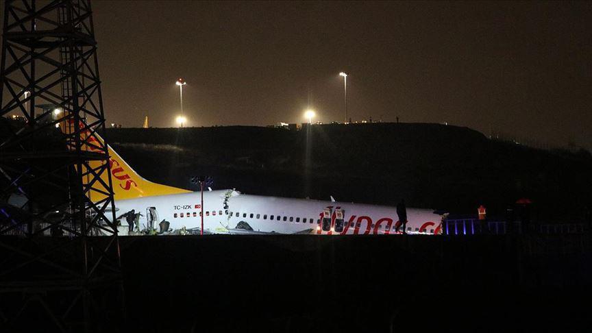 İstanbulda pistten çıkan uçak parçalara ayrıldı 3 kişi hayatını kaybetti