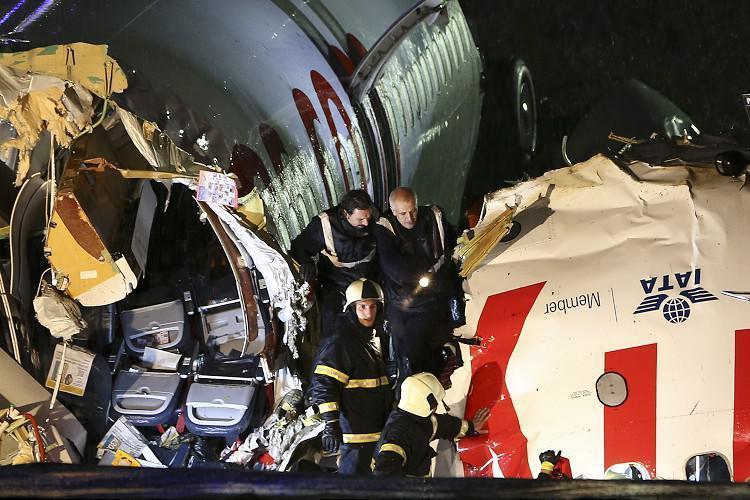 İstanbulda pistten çıkan uçak parçalara ayrıldı 3 kişi hayatını kaybetti